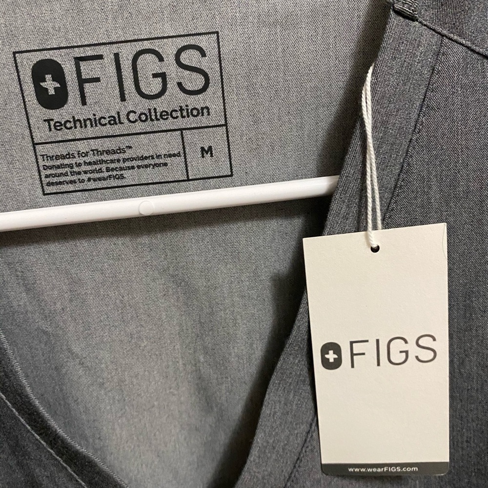FIGS NWT size M casma 3 pocket scrub top graphite